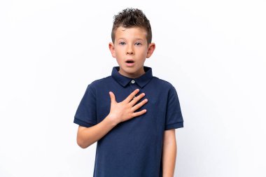 Beyaz arka planda izole edilmiş küçük beyaz çocuk sağa bakarken şaşırdı ve şok oldu.