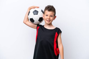 Beyaz arka planda, futbol topuyla izole edilmiş küçük beyaz çocuk.