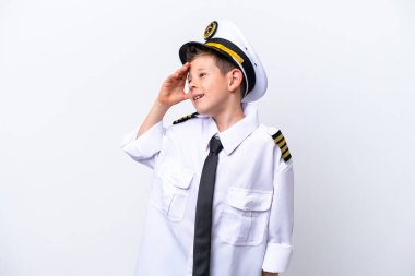 Küçük pilot çocuk beyaz arka planda izole edilmiş, çok gülümsüyor.