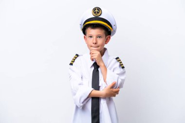 Küçük pilot çocuk beyaz arka planda izole edilmiş. Şüpheleri ve düşünceleri var.