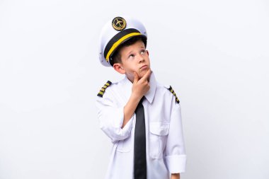Küçük pilot çocuk beyaz arka planda izole edilmiş, kuşkuları var.