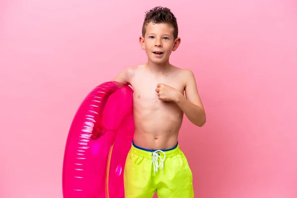 Pequeño Chico Caucásico Sosteniendo Una Rosquilla Inflable Aislada Sobre Fondo —  Fotos de Stock