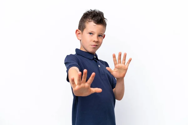 一个被白色背景隔离的高加索小男孩紧张地把手伸向前方 — 图库照片