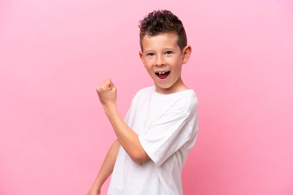 Pequeño Chico Caucásico Aislado Sobre Fondo Rosa Celebrando Una Victoria —  Fotos de Stock