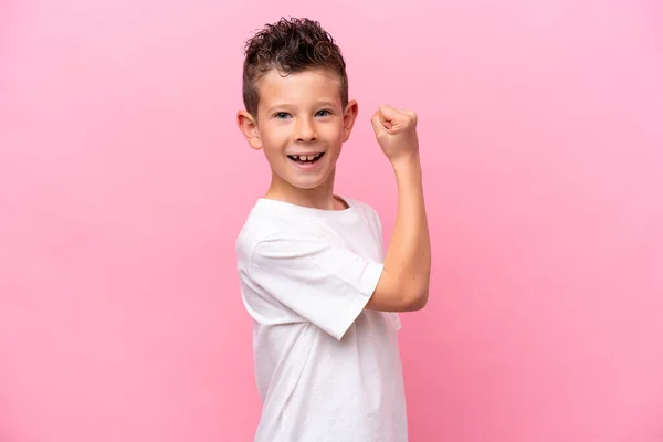 Poco Caucásico Chico Aislado Rosa Fondo Haciendo Fuerte Gesto —  Fotos de Stock