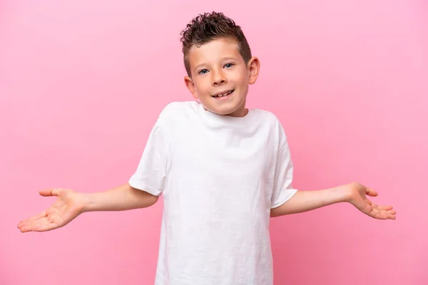 Pequeño Chico Caucásico Aislado Sobre Fondo Rosa Feliz Sonriente —  Fotos de Stock