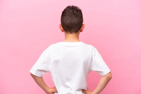 Μικρό Καυκάσιο Αγόρι Απομονωμένο Ροζ Φόντο Στην Πίσω Θέση — Φωτογραφία Αρχείου