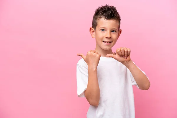 Liten Kaukasisk Pojke Isolerad Rosa Bakgrund Pekar Sidan För Att — Stockfoto