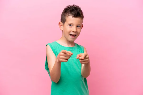 Pequeño Chico Caucásico Aislado Sobre Fondo Rosa Sorprendido Apuntando Frente —  Fotos de Stock