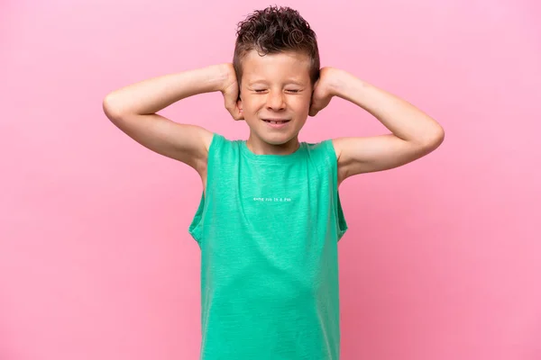Μικρό Καυκάσιο Αγόρι Απομονωμένο Ροζ Φόντο Απογοητευμένο Και Καλυμμένα Αυτιά — Φωτογραφία Αρχείου