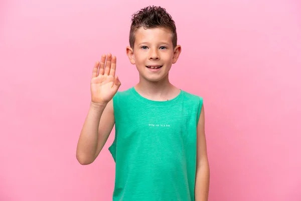 一个被粉色背景隔离的高加索小男孩 手牵着手愉快地打招呼 — 图库照片