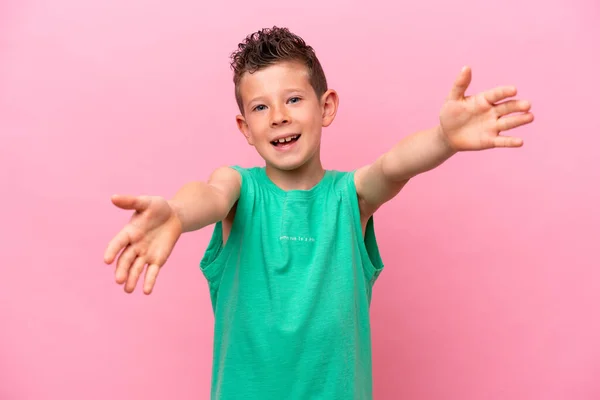 Little Caucasian Boy Isolated Pink Background Presenting Inviting Come Hand — 图库照片