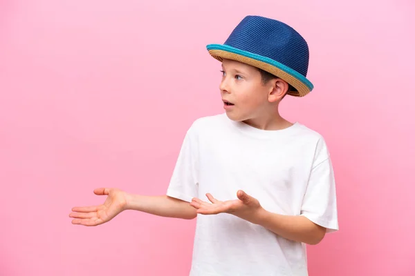 Piccolo Ragazzo Caucasico Indossa Cappello Isolato Sfondo Rosa Con Espressione — Foto Stock