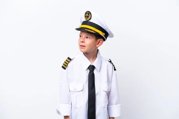 小飞行员男孩在白色的背景上孤独地看着旁边 微笑着 — 图库照片