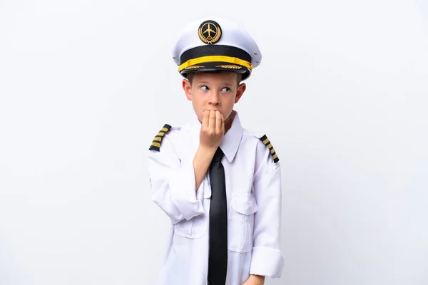 Μικρό Αγόρι Πιλότος Αεροπλάνου Απομονωμένο Λευκό Φόντο Αμφιβολίες — Φωτογραφία Αρχείου