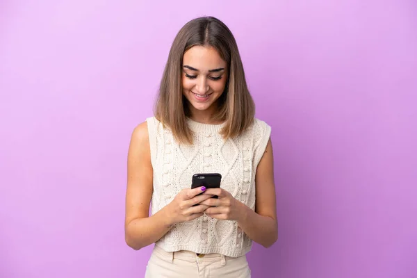 Молода Біла Жінка Ізольована Фіолетовому Фоні Надсилаючи Повідомлення Мобільним — стокове фото