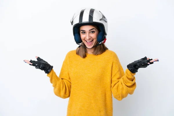 若いですCaucasian女性とともにオートバイヘルメット隔離上の白い背景でショックを受けた顔の式 — ストック写真
