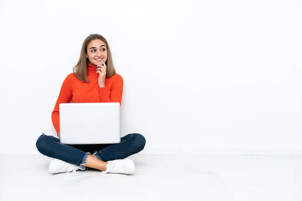 Young Caucasian Woman Sitting Floor Laptop Thinking Idea While Looking — Stok fotoğraf