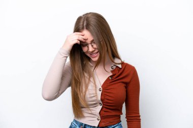 Beyaz arka planda izole edilmiş genç beyaz kadın gülüyor.