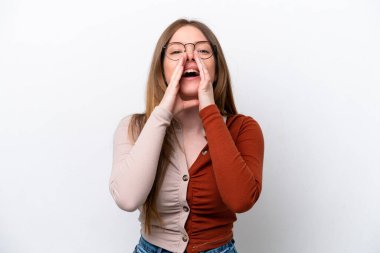 Beyaz arka planda izole edilmiş beyaz bir kadın bağırıyor ve bir şeyler söylüyor.