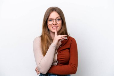 Beyaz arka planda izole edilmiş beyaz bir kadın sessiz bir jest işareti gösteriyor. Parmağını ağzına sokuyor.