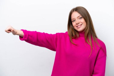 Beyaz arka planda izole edilmiş genç beyaz bir kadın baş parmak hareketi yapıyor.