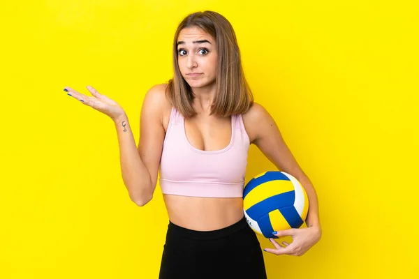 Молода Жінка Грає Волейбол Ізольовано Жовтому Тлі Має Сумніви Під — стокове фото