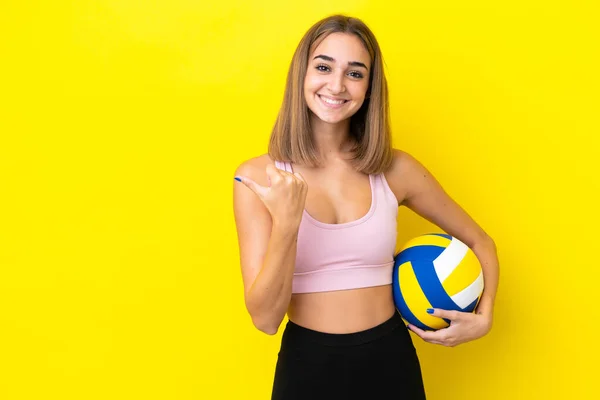 Young Woman Playing Volleyball Isolated Yellow Background Pointing Side Present — Photo