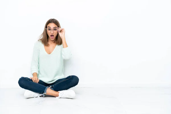 Mujer Joven Caucásica Sentada Suelo Aislada Sobre Fondo Blanco Con — Foto de Stock