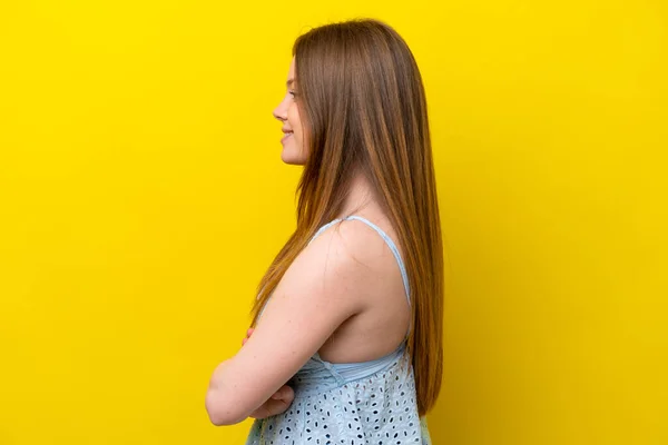 Jonge Blanke Vrouw Geïsoleerd Gele Achtergrond Laterale Positie — Stockfoto