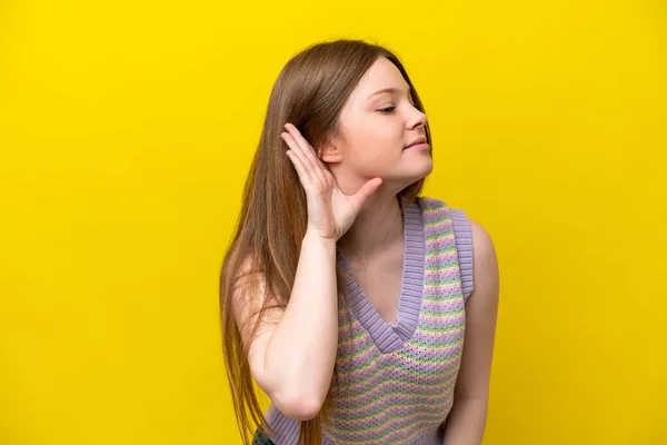 Mujer Caucásica Joven Aislada Sobre Fondo Amarillo Escuchando Algo Poniendo —  Fotos de Stock