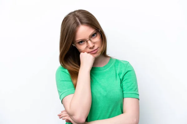 白地に隔離された若い白人女性眼鏡と悲しい表情 — ストック写真