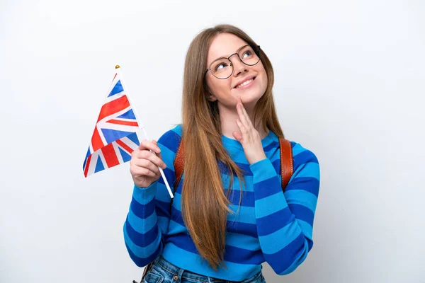 Mladá Běloška Drží Vlajku Spojeného Království Izolované Bílém Pozadí Vzhlíží — Stock fotografie