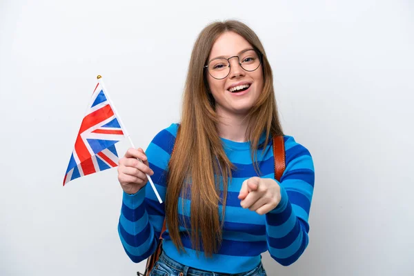 Молодая Кавказка Флагом Великобритании Белом Фоне Удивлена Указывает Фронт — стоковое фото