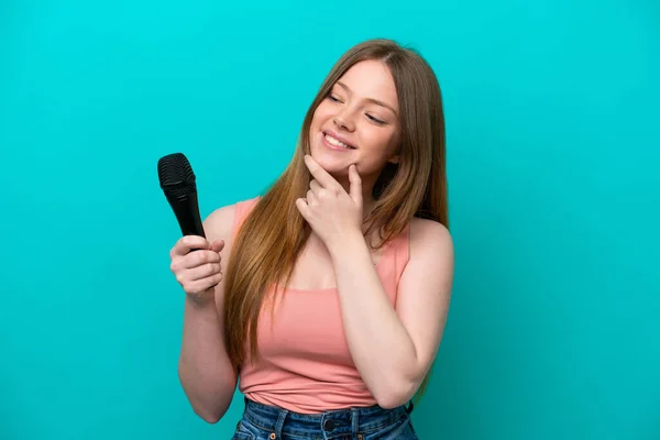 Singer Caucasian Woman Picking Microphone Isolated Blue Background Looking Side — Stockfoto