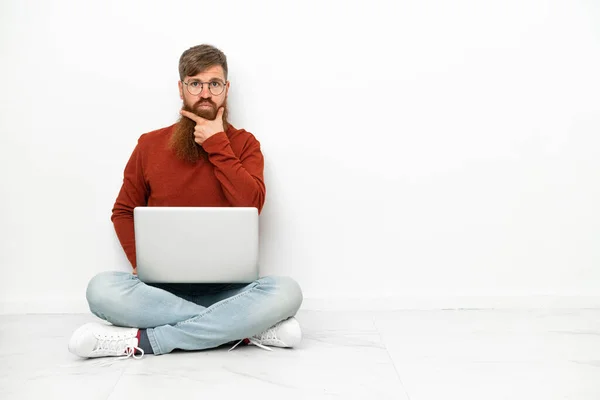 Young Reddish Caucasian Man Laptop Isolated White Background Thinking — Fotografia de Stock