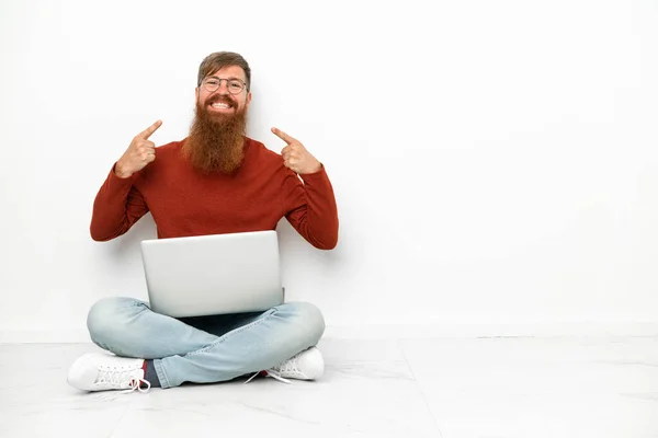 Jovem Homem Caucasiano Avermelhado Com Laptop Isolado Fundo Branco Dando — Fotografia de Stock