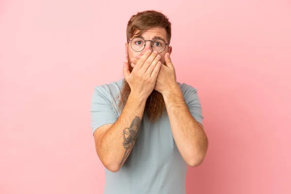Young Reddish Caucasian Man Isolated Pink Background Covering Mouth Hands — 스톡 사진
