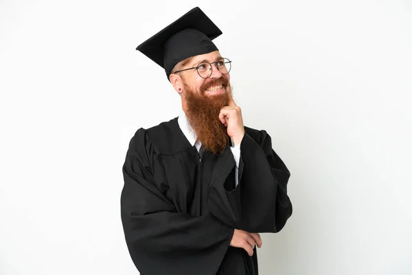 Νεαρός Απόφοιτος Πανεπιστημίου Κοκκινωπός Άνθρωπος Απομονωμένος Λευκό Φόντο Σκέφτεται Μια — Φωτογραφία Αρχείου