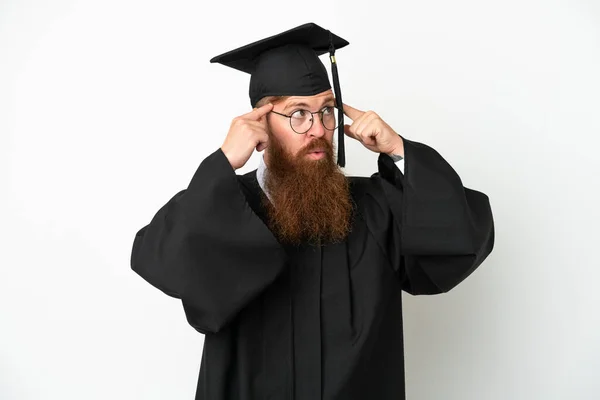 Fiatal Egyetemi Diplomás Vöröses Férfi Elszigetelt Fehér Háttérrel Kétségek Gondolkodás — Stock Fotó