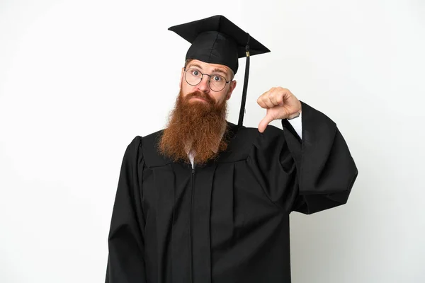 Ung Universitetsexamen Rödaktig Man Isolerad Vit Bakgrund Visar Tummen Ner — Stockfoto