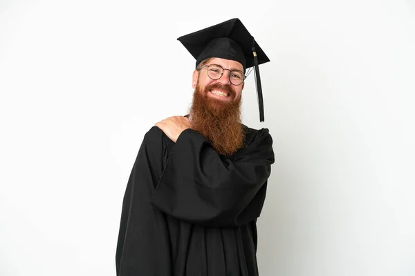 Junger Universitätsabsolvent Rötlicher Mann Isoliert Auf Weißem Hintergrund Lacht — Stockfoto