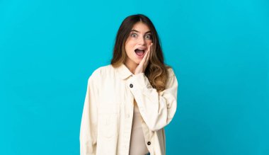 Mavi arka planda mahsur kalmış beyaz bir kadın. Şaşırmış ve şok olmuş bir yüz ifadesi var.