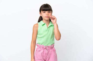 Beyaz arka planda izole edilmiş küçük beyaz çocuk sessizlik işareti gösteriyor.