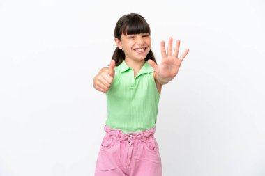 Beyaz arka planda izole edilmiş küçük beyaz çocuk parmaklarıyla altısını sayıyor.