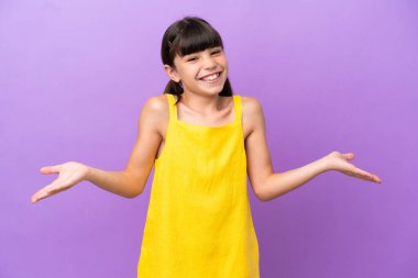 Mor arka planda izole edilmiş küçük beyaz çocuk mutlu ve gülümsüyor.