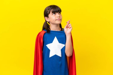 Mor arka planda izole edilmiş küçük süper kahraman çocuk şans diliyor ve en iyisini diliyor.