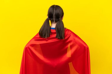 Arka planda mor arka planda kalan küçük süper kahraman çocuk.