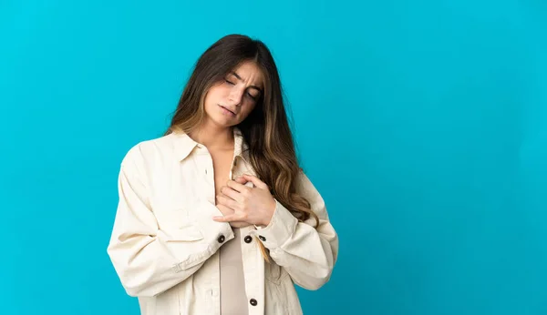 Jonge Blanke Vrouw Geïsoleerd Blauwe Achtergrond Met Een Pijn Het — Stockfoto