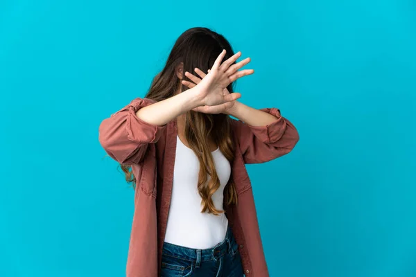 Mujer Joven Caucásica Aislada Sobre Fondo Azul Nerviosa Estirando Las — Foto de Stock